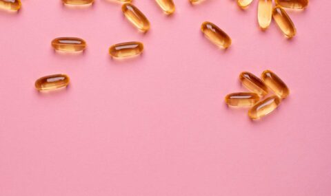 vitaminer på en lyserød baggrund. vitaminer styrker immunforsvaret
