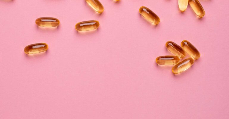 vitaminer på en lyserød baggrund. vitaminer styrker immunforsvaret